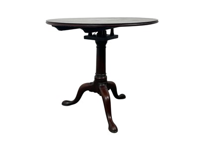 Lot 1239 - GEORGE I RED WALNUT CIRCULAR TILT TOP TEA TABLE