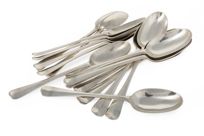 Lot 41 - SET OF SIXTEEN EDWARD VII SILVER SOUP SPOONS