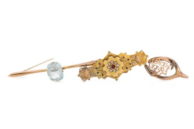 Lot 414 - AQUAMARINE GOLD BAR BROOCH