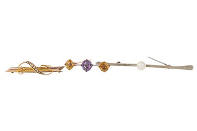 Lot 423 - GOLD BAR BROOCH