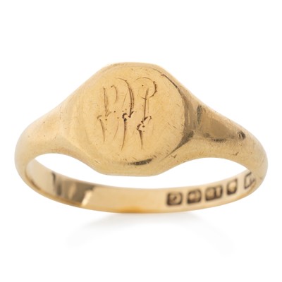 Lot 424 - GOLD SIGNET RING