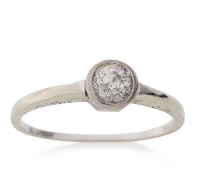 Lot 428 - DIAMOND RING