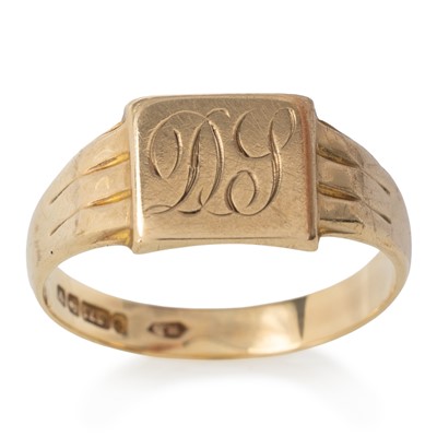 Lot 431 - SIGNET RING