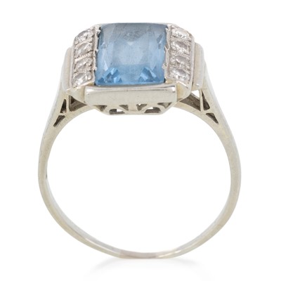 Lot 441 - AQUAMARINE AND DIAMOND RING