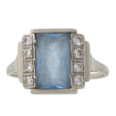 Lot 441 - AQUAMARINE AND DIAMOND RING