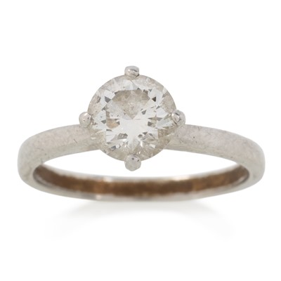Lot 442 - DIAMOND SOLITAIRE RING