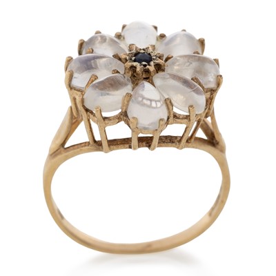 Lot 459 - MOONSTONE CLUSTER RING