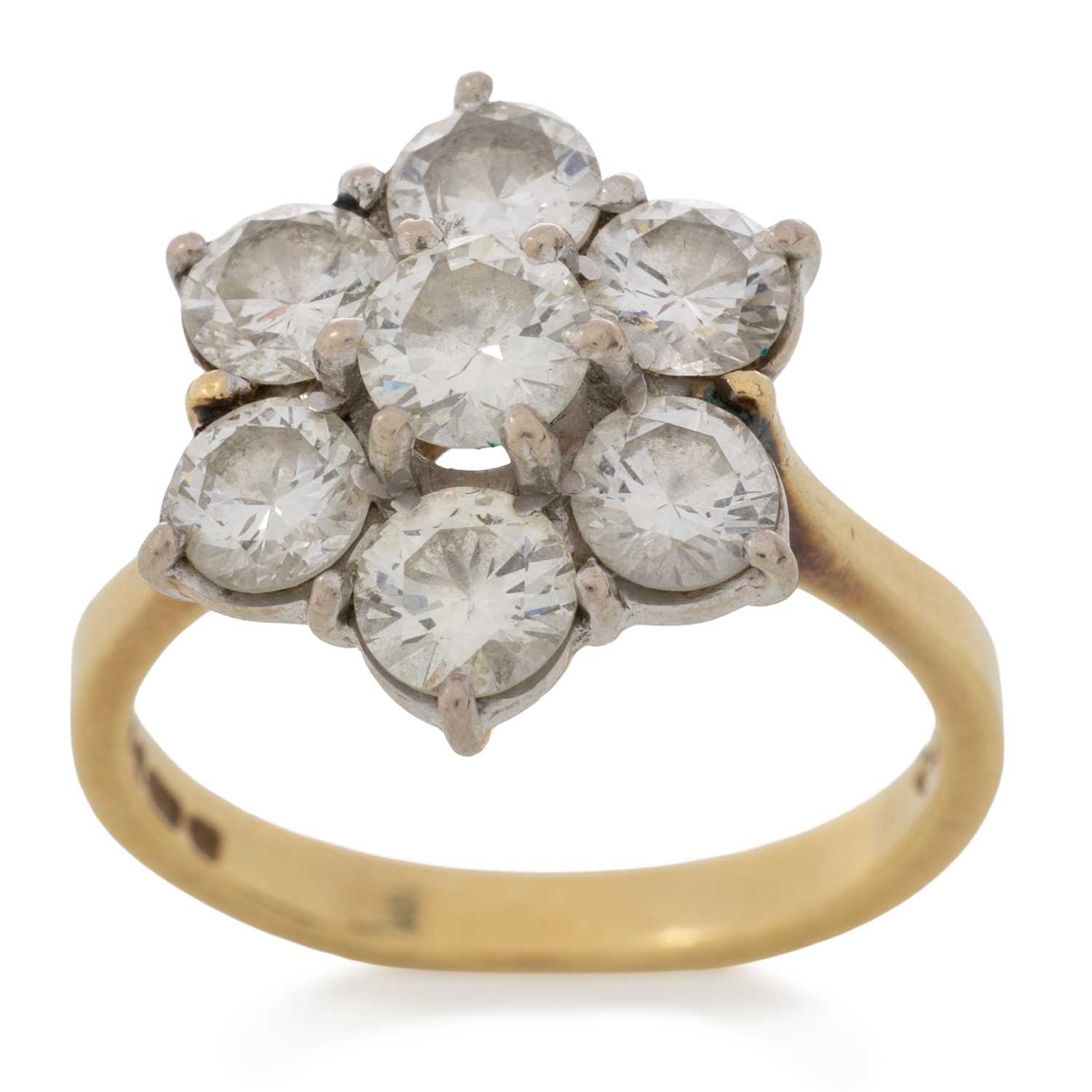 Lot 472 - DIAMOND DRESS RING