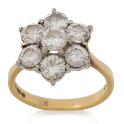Lot 472 - DIAMOND DRESS RING