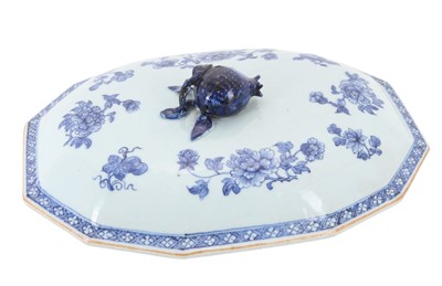 Lot 813 - CHINESE BLUE AND WHITE ASHET COVER
