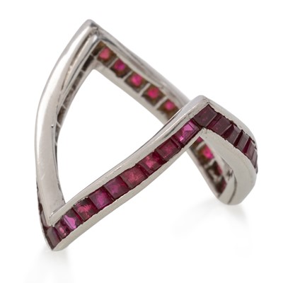 Lot 469 - RUBY WISHBONE RING