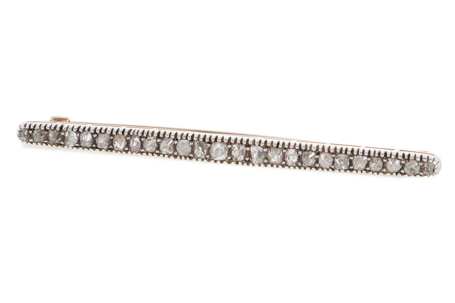 Lot 473 - DIAMOND BAR BROOCH