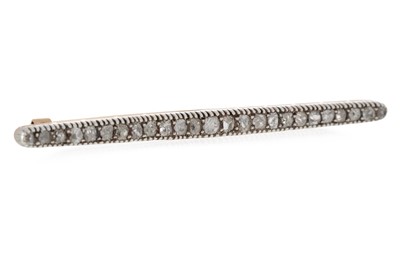 Lot 473 - DIAMOND BAR BROOCH