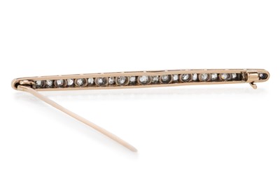 Lot 473 - DIAMOND BAR BROOCH