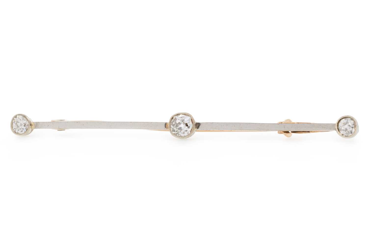 Lot 476 - DIAMOND THREE STONE BAR BROOCH