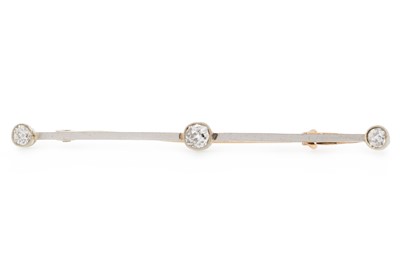 Lot 476 - DIAMOND THREE STONE BAR BROOCH
