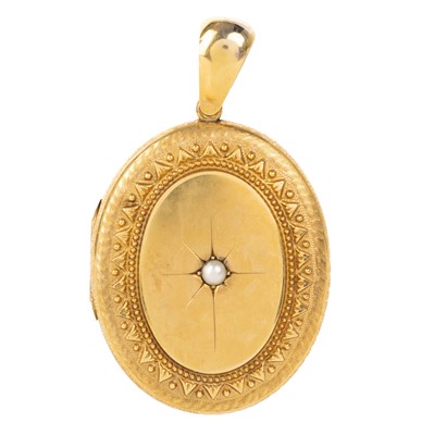 Lot 479 - VICTORIAN PEARL LOCKET