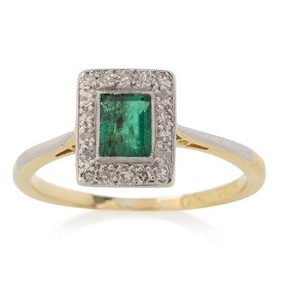 Lot 481 - EMERALD AND DIAMOND RING