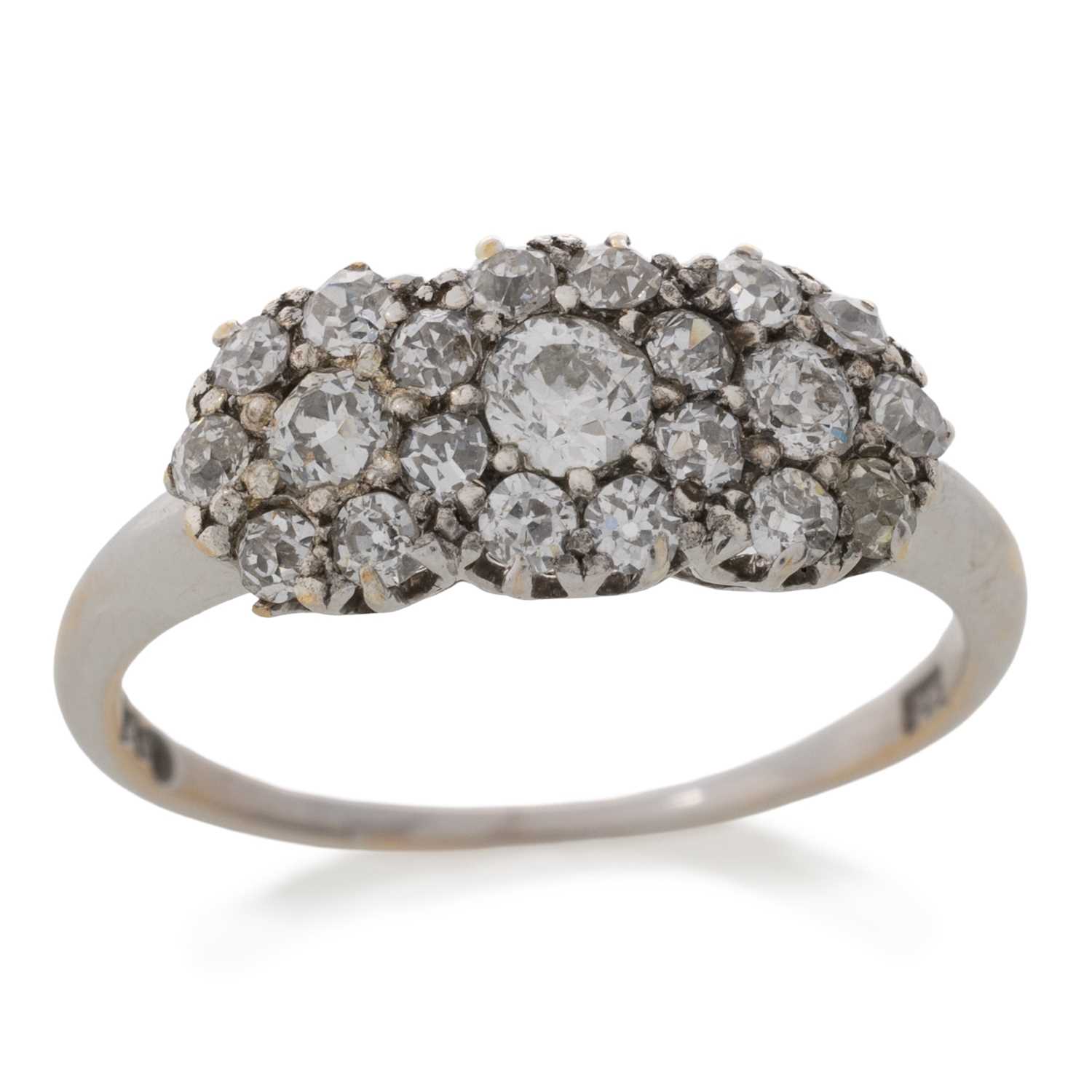Lot 483 - DIAMOND CLUSTER RING