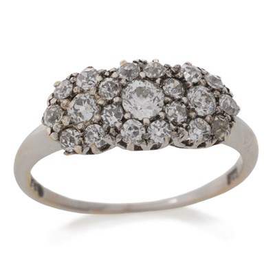 Lot 483 - DIAMOND CLUSTER RING