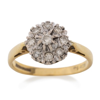Lot 488 - DIAMOND CLUSTER RING