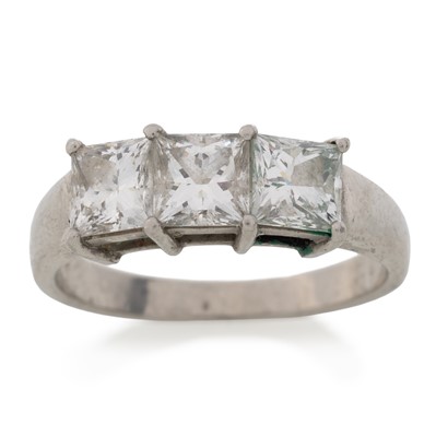 Lot 493 - DIAMOND THREE STONE RING