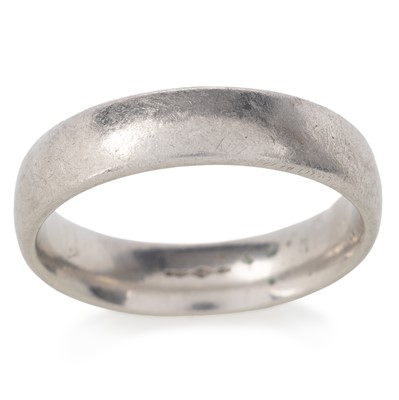Lot 494 - PLATINUM WEDDING BAND