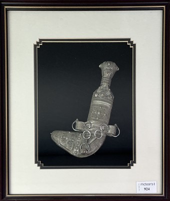 Lot 823 - OMANI KHANJAR DAGGER