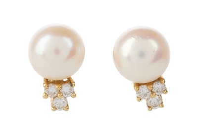 Lot 510 - PEARL AND DIAMOND NECKLACE AND EARRING SET