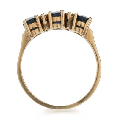 Lot 512 - SAPPHIRE AND DIAMOND RING