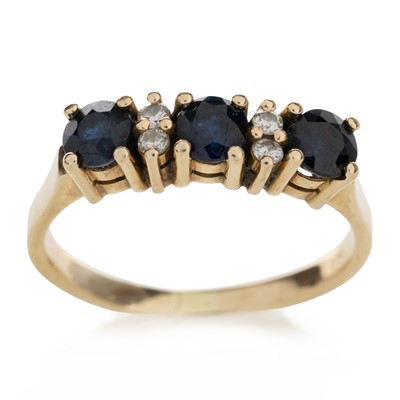 Lot 512 - SAPPHIRE AND DIAMOND RING