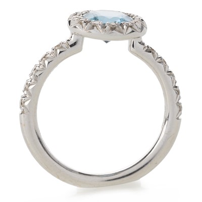 Lot 519 - AQUAMARINE AND DIAMOND RING