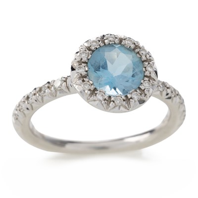 Lot 519 - AQUAMARINE AND DIAMOND RING