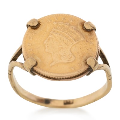 Lot 526 - GOLD DRESS RING