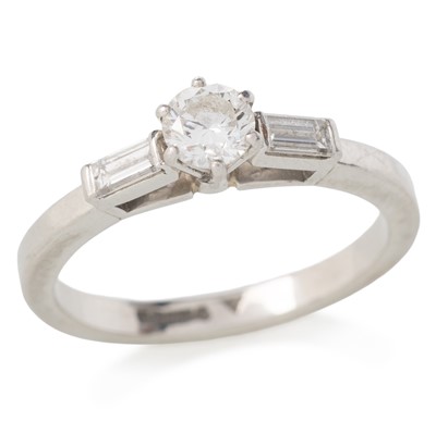 Lot 532 - DIAMOND DRESS RING