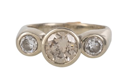 Lot 535 - DIAMOND THREE STONE RING