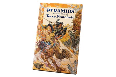 Lot 309 - TERRY PRATCHETT, 'PYRAMIDS A DISCWORLD NOVEL'