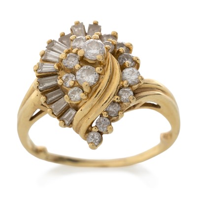 Lot 606 - DIAMOND RING