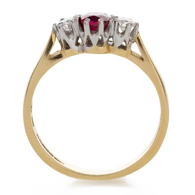Lot 539 - RUBY AND DIAMOND THREE STONE RING