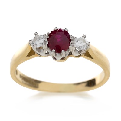 Lot 539 - RUBY AND DIAMOND THREE STONE RING