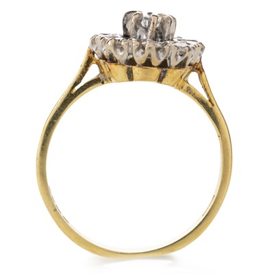 Lot 541 - DIAMOND CLUSTER RING