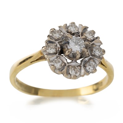Lot 541 - DIAMOND CLUSTER RING