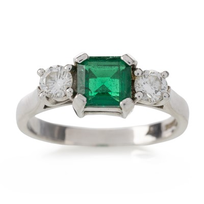 Lot 550 - EMERALD AND DIAMOND THREE STONE RING