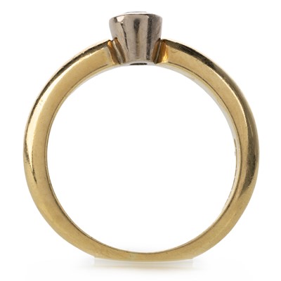 Lot 560 - DIAMOND SOLITAIRE RING