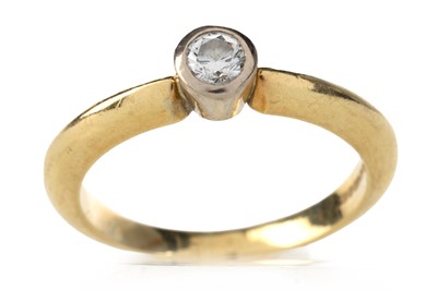 Lot 560 - DIAMOND SOLITAIRE RING