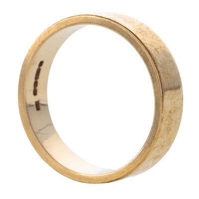 Lot 567 - GOLD WEDDING BAND