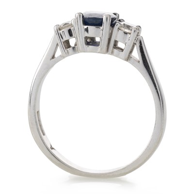 Lot 570 - SAPPHIRE AND DIAMOND RING