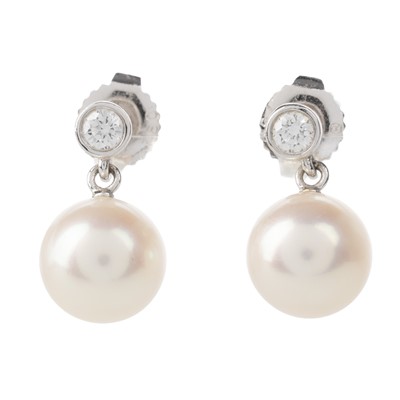 Lot 573 - PEARL AND DIAMOND NECKLACE AND EARRINGS