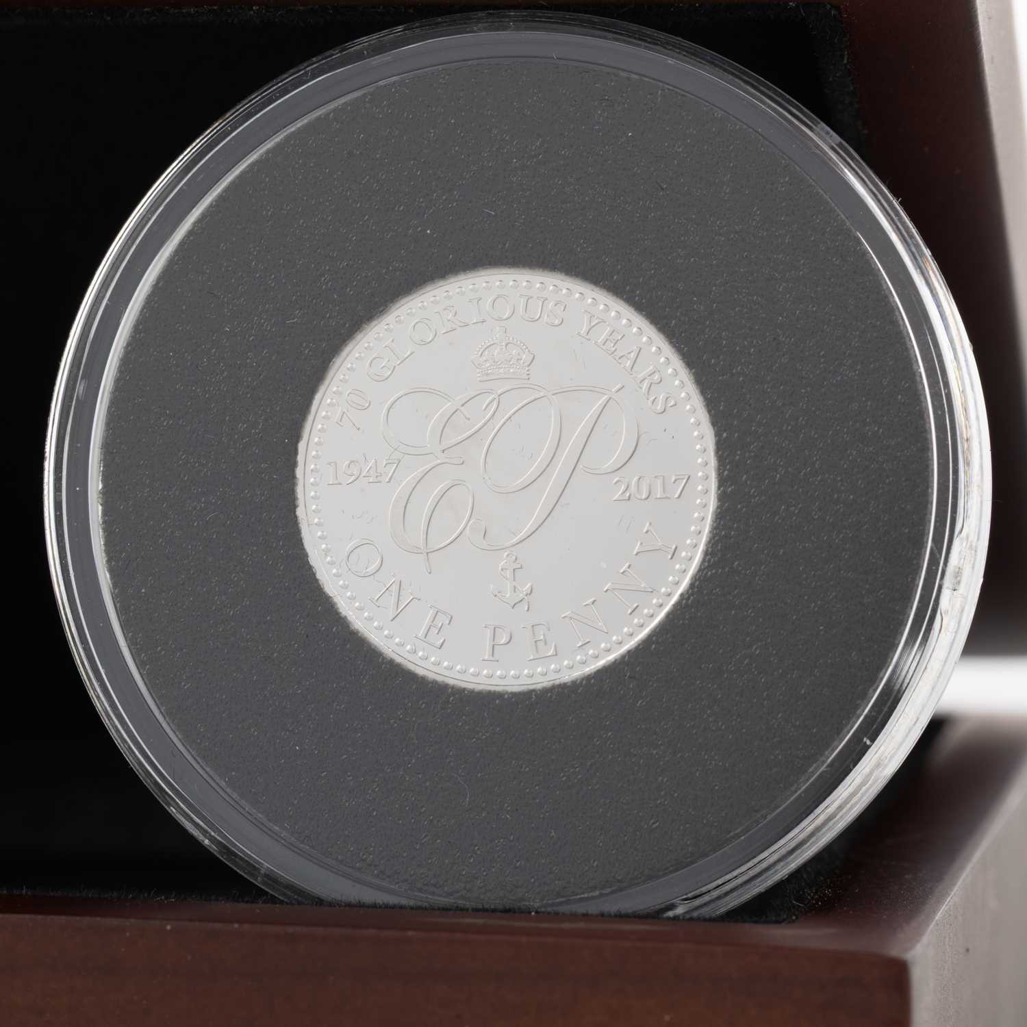 Lot 37 - ELIZABETH II PLATINUM WEDDING ANNIVERSARY PLATINUM PROOF 1P COIN