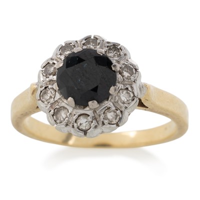 Lot 600 - SAPPHIRE AND DIAMOND CLUSTER RING